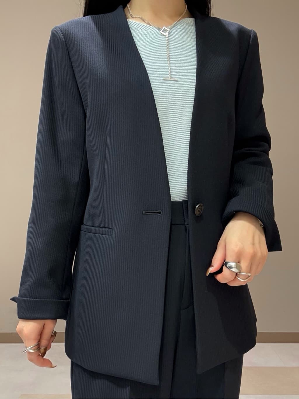 KEIKOさんの「INDIVI｜【日本製／通勤スーツ】プレシャスドビー ノーカラージャケット」を使ったコーディネート