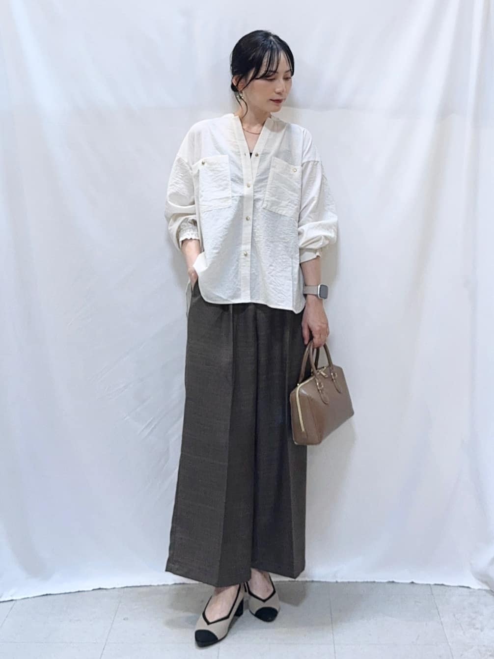 𝐇𝐢𝐫𝐨𝐦𝐢さんの「SHOO･LA･RUE｜【S-LL/洗濯後しわになりにくい】ゴールドパーツできれい見え 麻調タックワイドパンツ」を使ったコーディネート