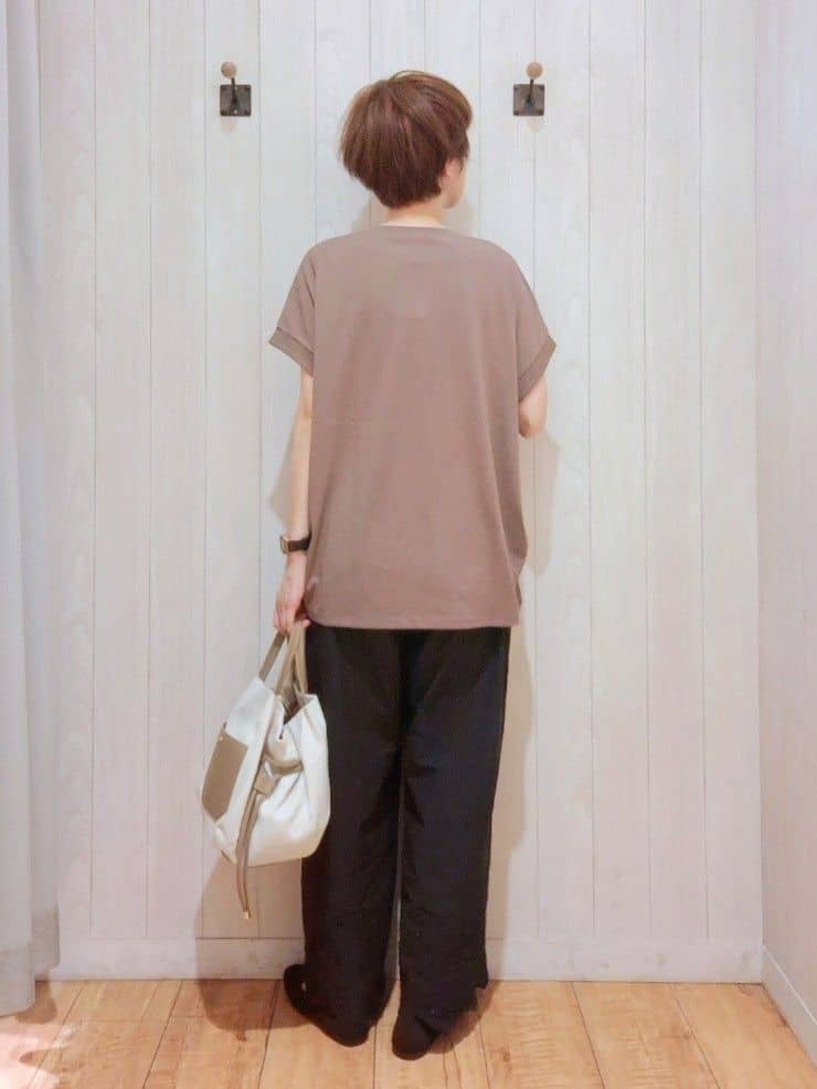 Ribさんの「SHOO･LA･RUE｜【S-LL/汗ジミ軽減/ひんやり/UV】体型カバーに タック入りドルマントップス」を使ったコーディネート