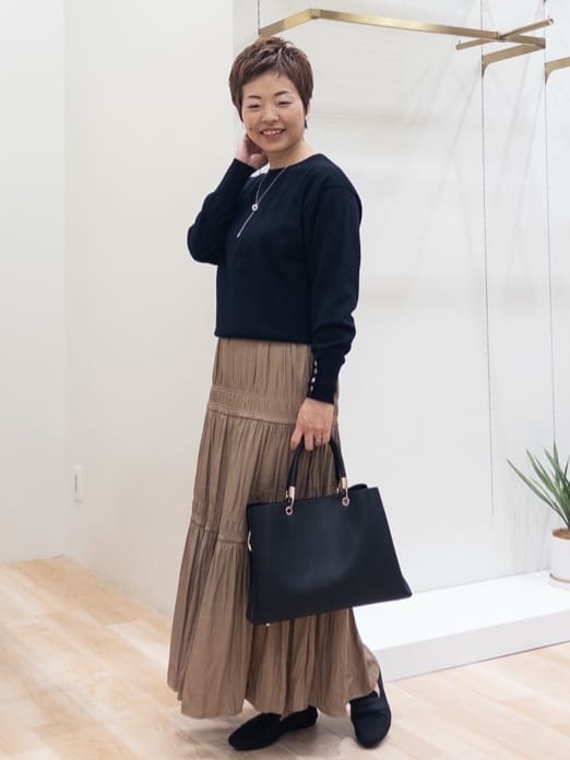 シュウコさんの「grove｜軽やかに体型カバーも叶う　シャーリングティアードスカート」を使ったコーディネート