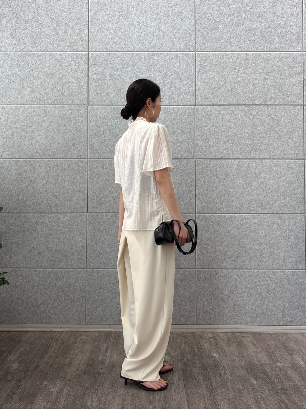 ひなさんの「INDIVI｜バッククロスモードパンツ」を使ったコーディネート