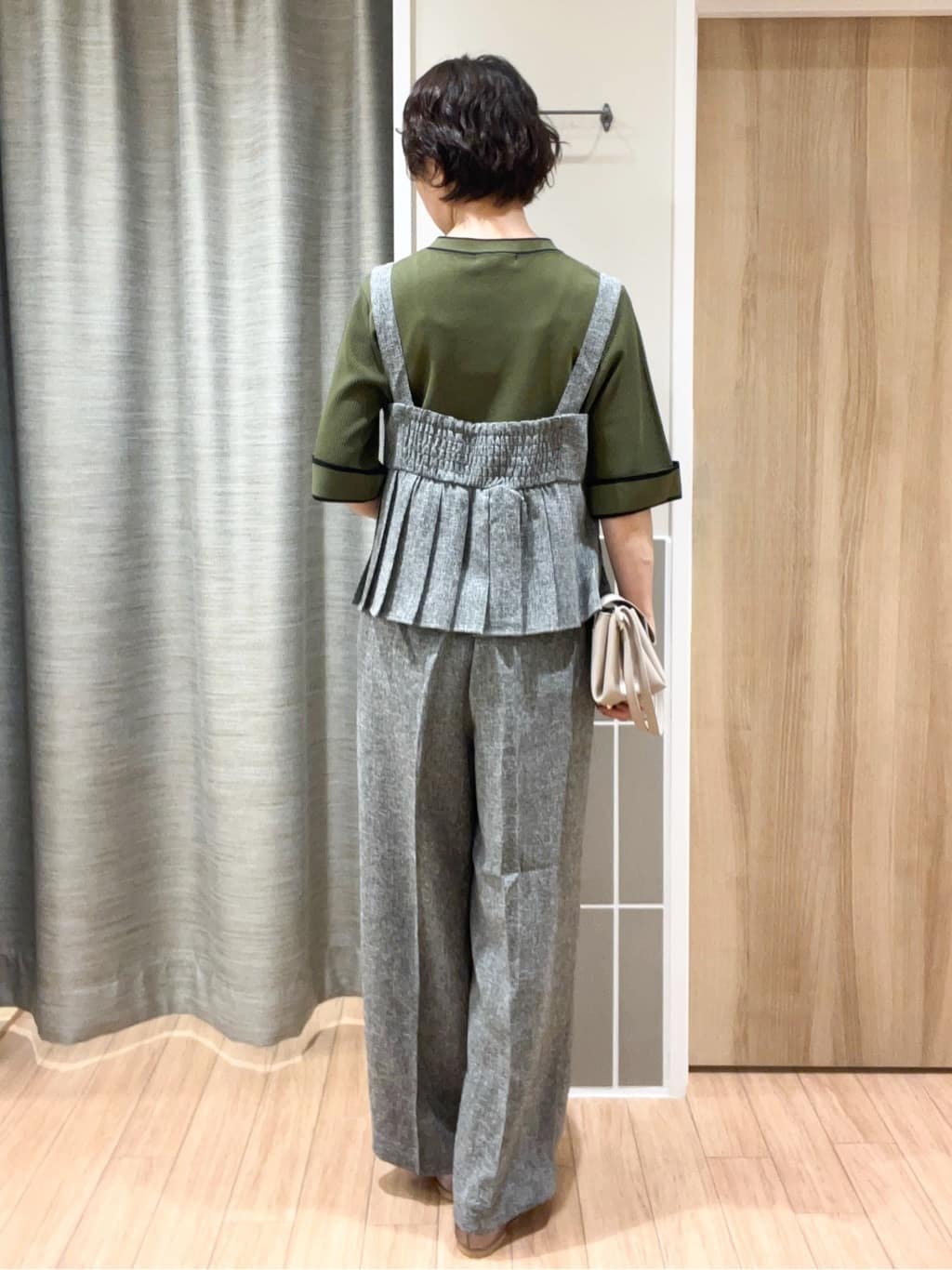 ヨッコさんの「grove｜【2点SET/体型カバー】夏から秋まで着まわせる！プリーツビスチェセットアップ」を使ったコーディネート