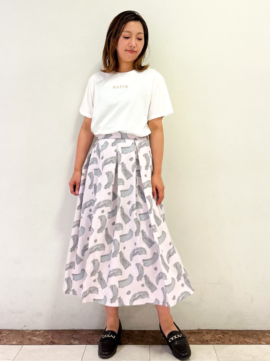 madokaさんの「OPAQUE.CLIP｜メタリック刺繍ロゴTシャツ【接触冷感／洗濯機洗い可】」を使ったコーディネート