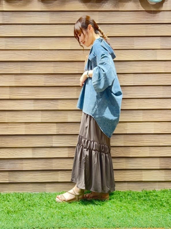 himiさんの「SHOO･LA･RUE｜【ひんやり】シャーリングがアクセントに 大人のデザインキャミワンピース」を使ったコーディネート