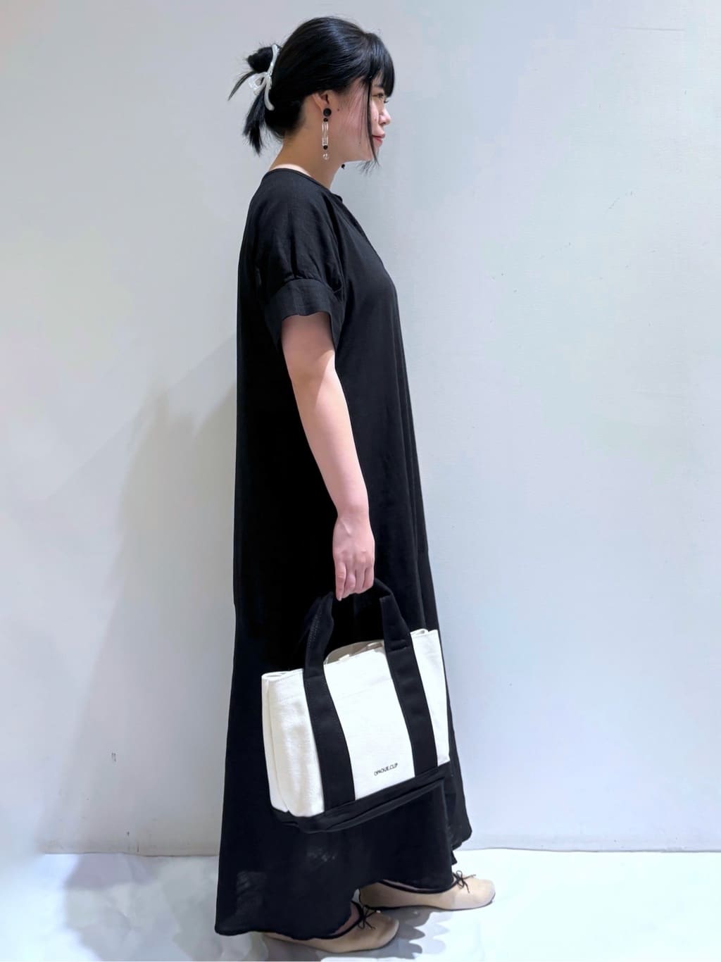 momoさんの「OPAQUE.CLIP｜レーヨン麻キーネックワンピース【洗える】」を使ったコーディネート