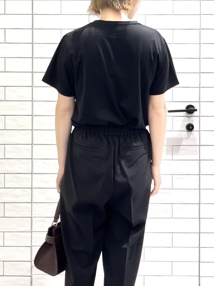 しおりさんの「OPAQUE.CLIP｜メタリック刺繍ロゴTシャツ【接触冷感／洗濯機洗い可】」を使ったコーディネート