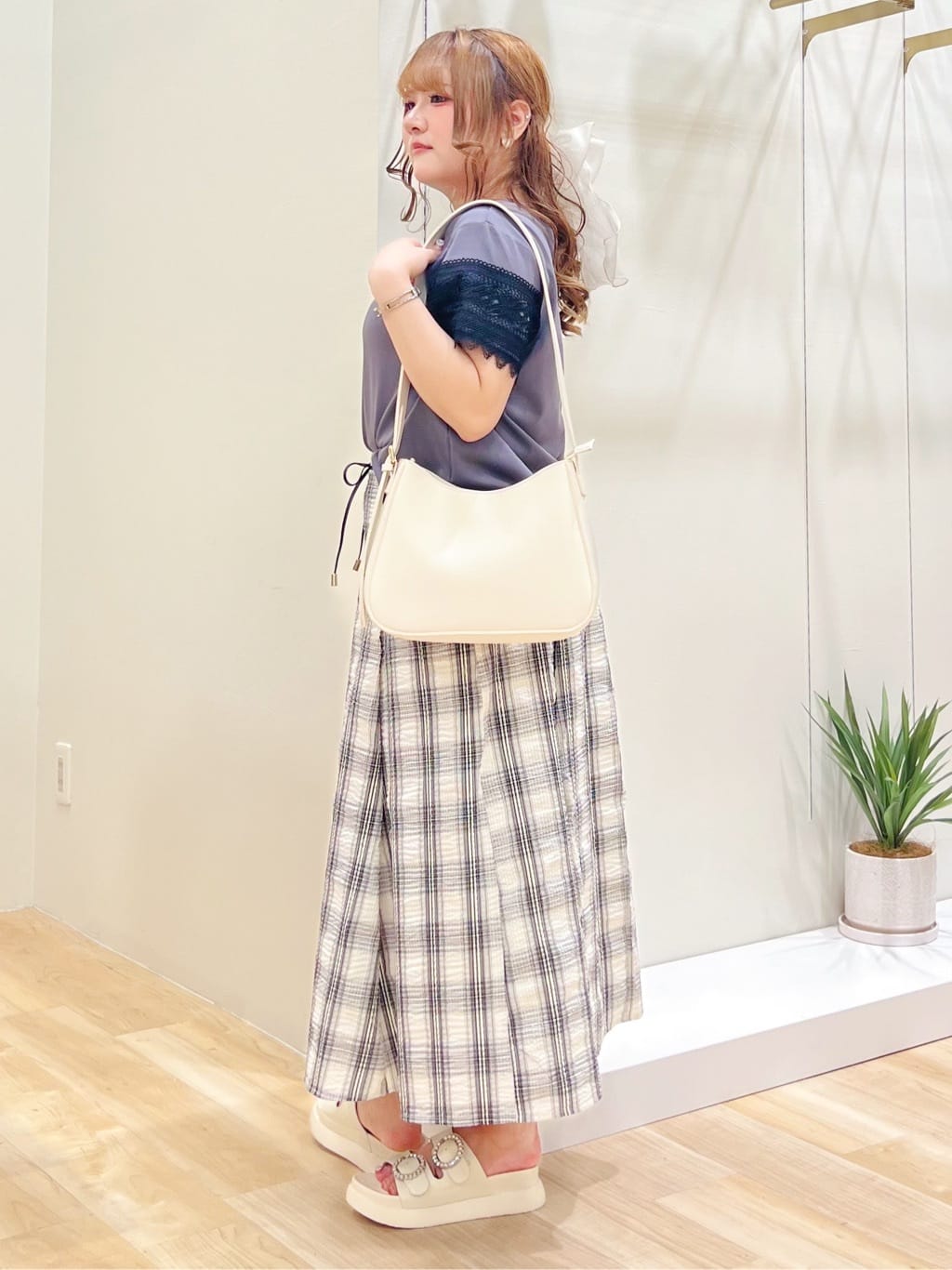 みことさんの「grove｜【洗える/二の腕カバー】上品なレースで叶える、きちんと見えの夏Tシャツ」を使ったコーディネート