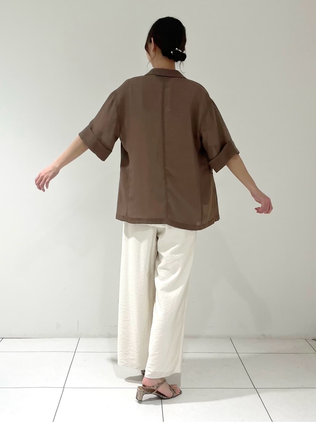 shioriさんの「INDIVI｜【洗える／UVケア／SETUP可能】ドロストワイドパンツ」を使ったコーディネート