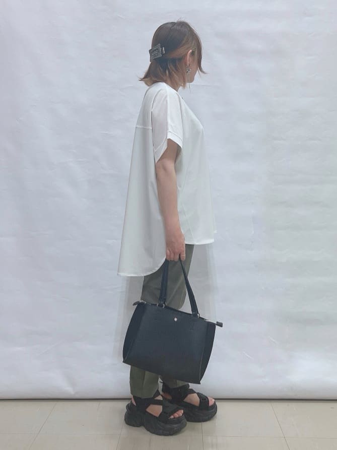 YUIさんの「SHOO･LA･RUE｜【S-LL】さらりとしたタッチが上品見え ワンボタンデザイン トップス」を使ったコーディネート
