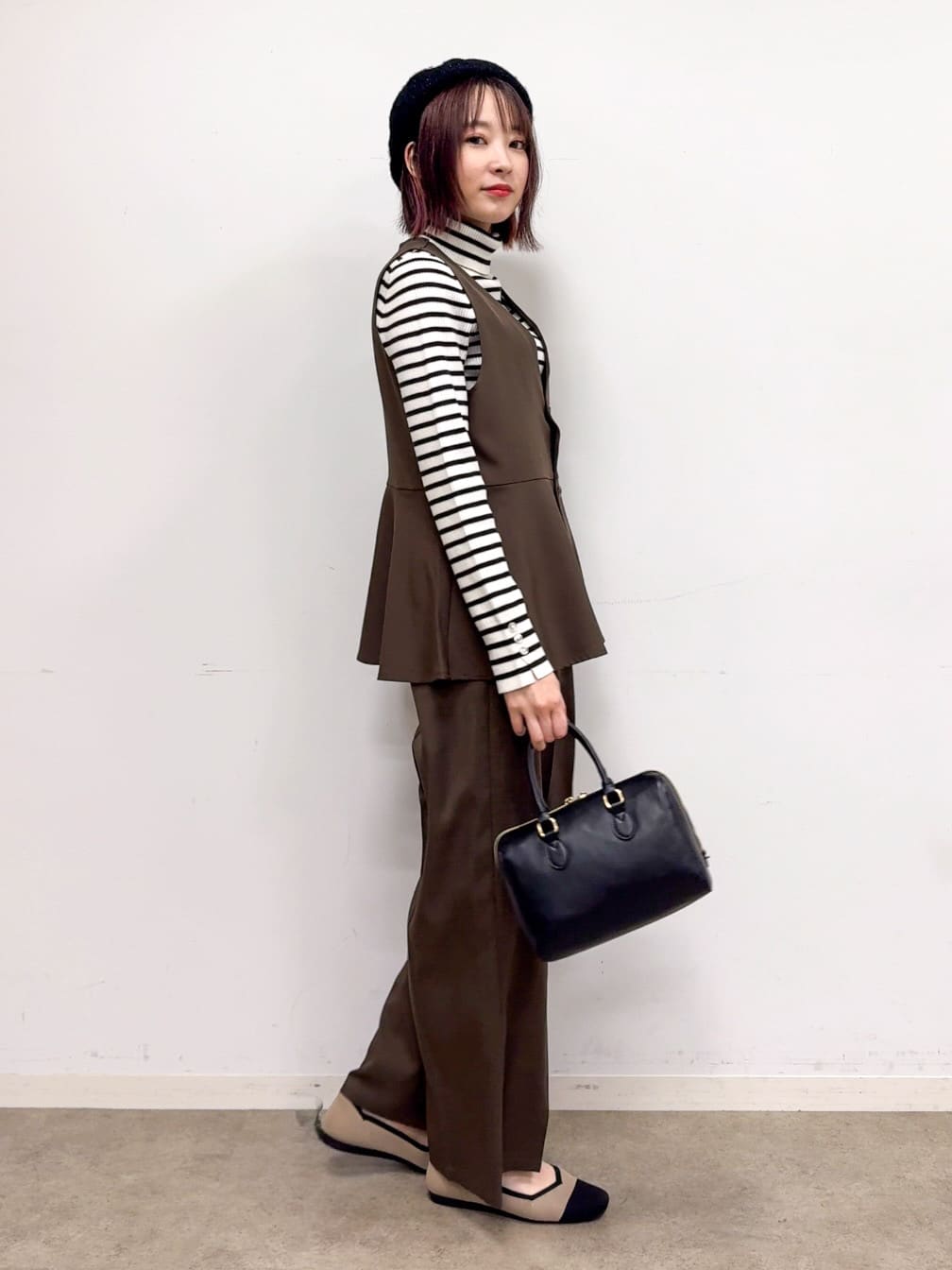𝐜𝐡𝐢𝐤𝐚さんの「SHOO･LA･RUE｜【S-LL/セットアップ可/洗濯後しわになりにくい】ペプラムジレ」を使ったコーディネート