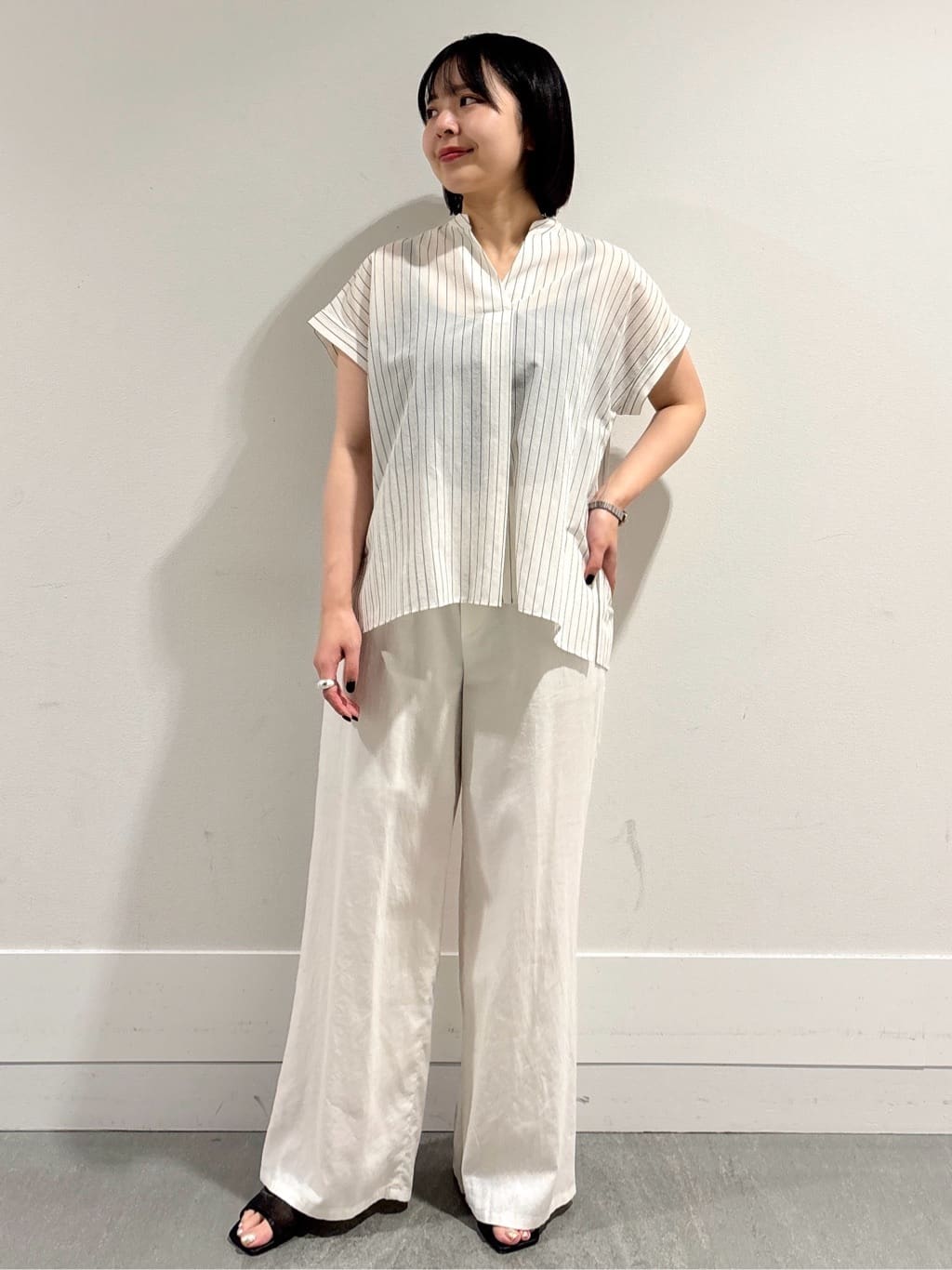 モエカさんの「UNTITLED｜【洗える/スキッパー】フレンチスリーブシアーブラウス」を使ったコーディネート