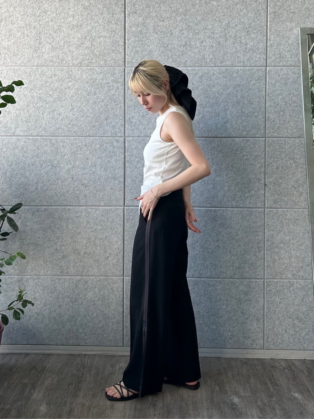 honoka Aさんの「CODE A｜line zip trousers」を使ったコーディネート