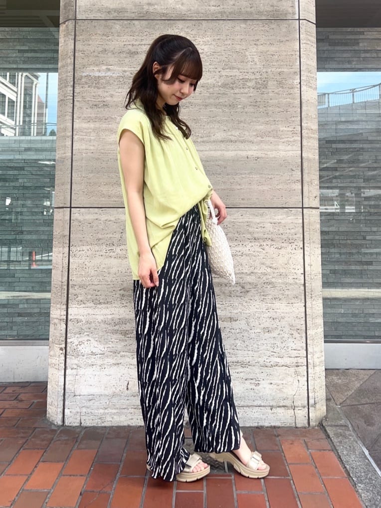 AIRIさんの「SHOO･LA･RUE｜【S-LL/洗濯後しわになりにくい】上品にきれい見え スラブギャザーブラウス」を使ったコーディネート