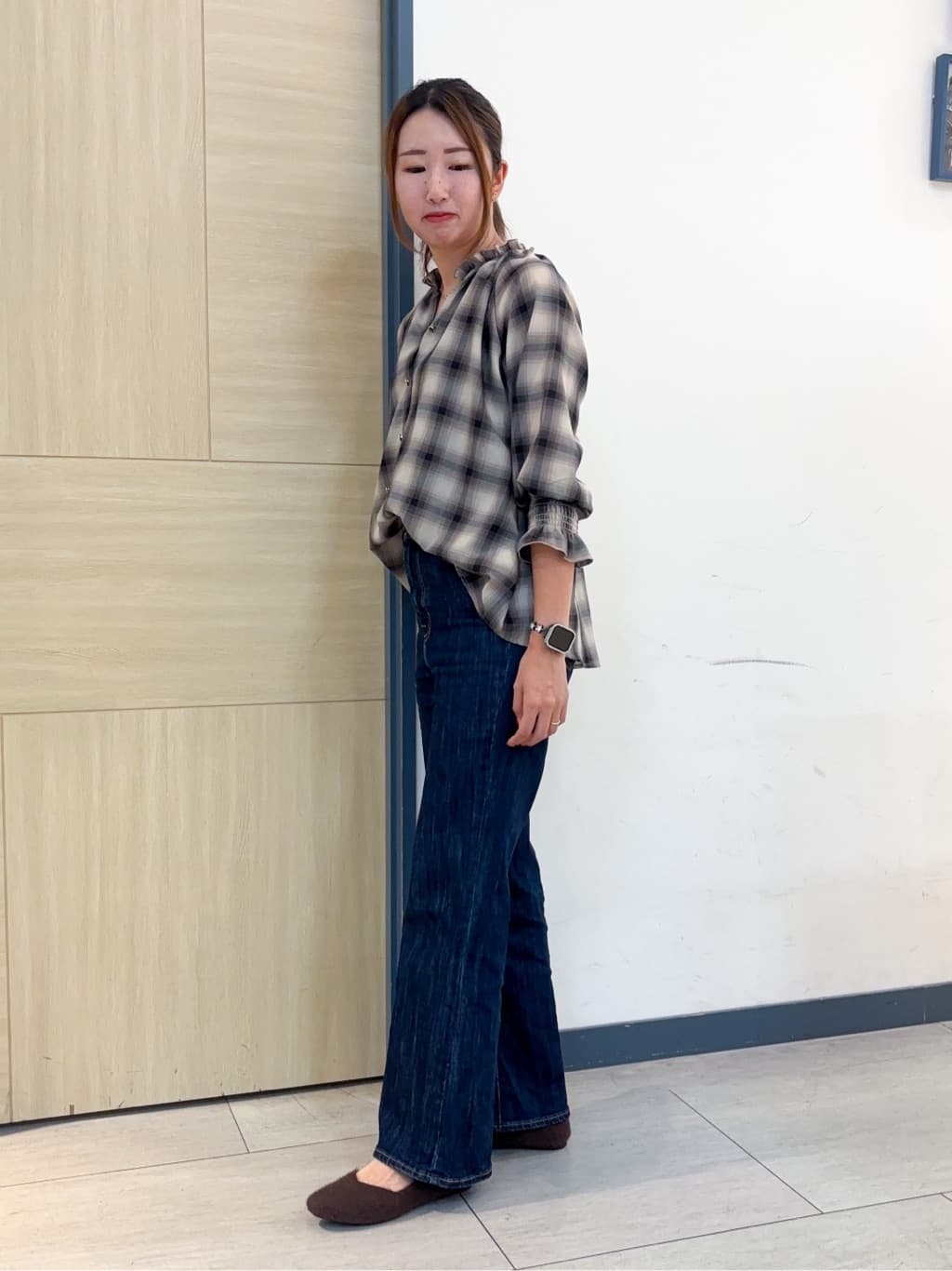 nanaさんの「grove｜【美シルエット/選べる着丈】大人のためのソフトフレアーデニム」を使ったコーディネート