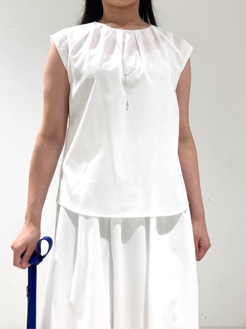 momokoさんの「INDIVI｜【クールエアー素材／UVケア／吸汗速乾】エアリータックブラウス」を使ったコーディネート