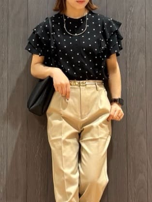 meiさんの「SHOO･LA･RUE｜【無地/ドット柄】お袖フリルが華やぐ きれいめブラウス」を使ったコーディネート