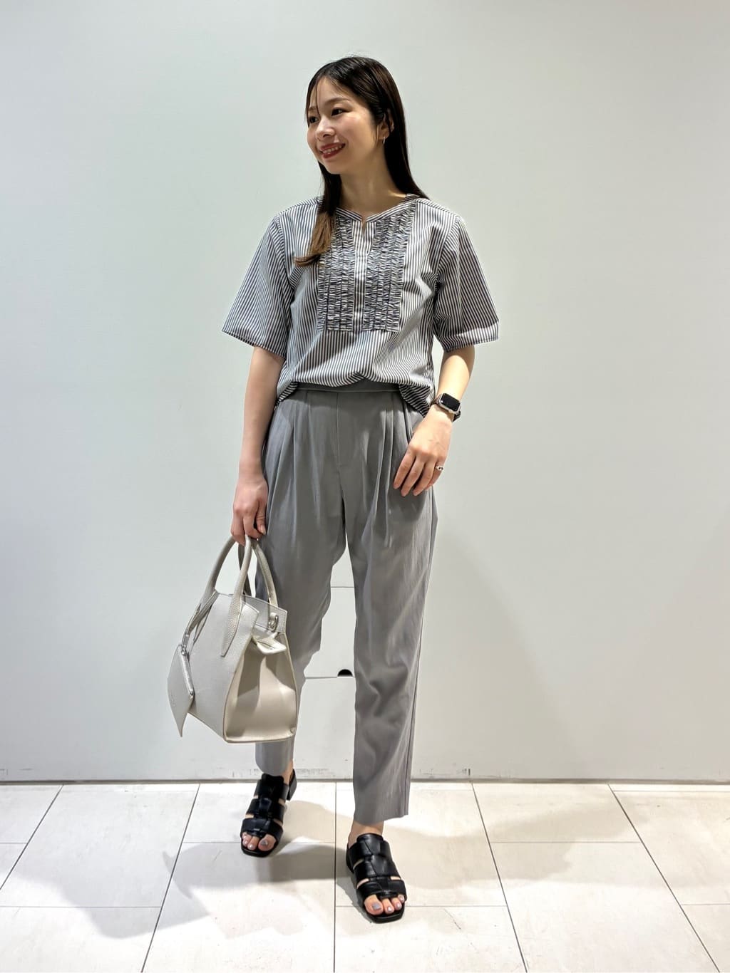 KAOさんの「INDIVI｜【洗える】胸元タックフリルブラウス」を使ったコーディネート