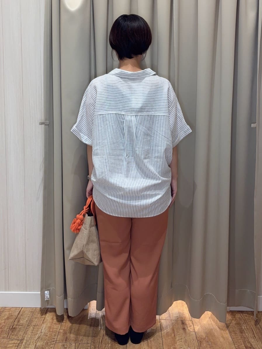 みきさんの「SHOO･LA･RUE｜【S-LL/UV/接触冷感/抗菌防臭】体型を自然にカバー フレンチリネンブレンド襟付ドルマンシャツ」を使ったコーディネート