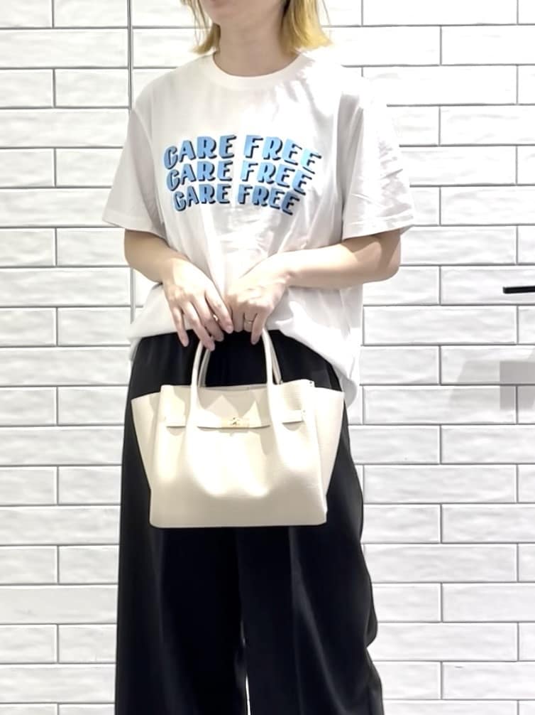 しおりさんの「OPAQUE.CLIP｜ウエストサテン使いイージーワイドパンツ【洗濯機洗い可】」を使ったコーディネート