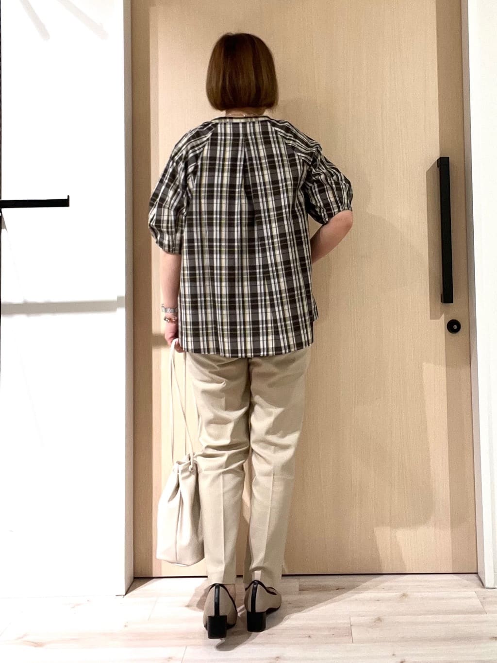 ぷくりんさんの「SHOO･LA･RUE｜【S-LL/洗濯後しわになりにくい】ランタンスリーブで女性らしく 5分袖スキッパーブラウス」を使ったコーディネート