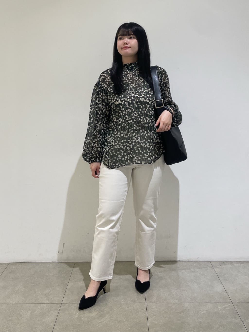 emikaさんの「INDIVI｜【秋映え柄/セットアップ可能】フラワーシフォンブラウス」を使ったコーディネート
