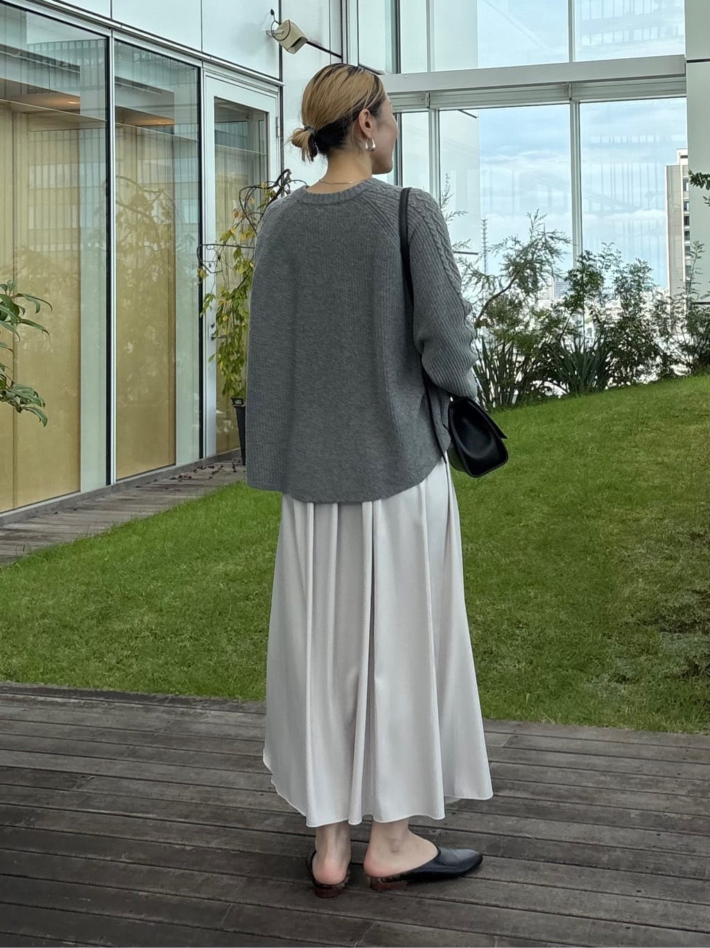 kotakiさんの「INDIVI｜レザー調ギャザースカート」を使ったコーディネート