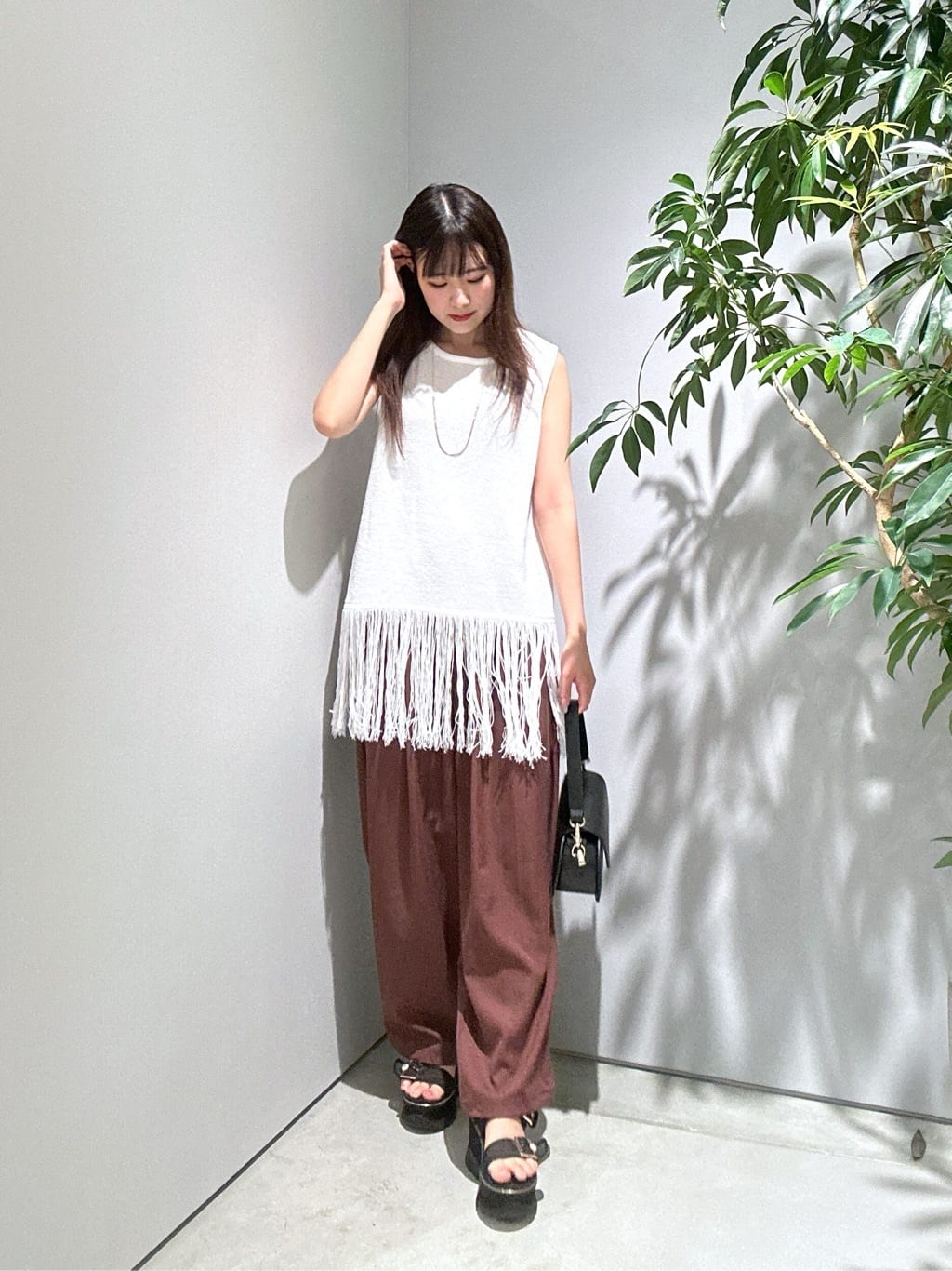 Renoさんの「INDIVI｜スリーブレスフリンジニット」を使ったコーディネート