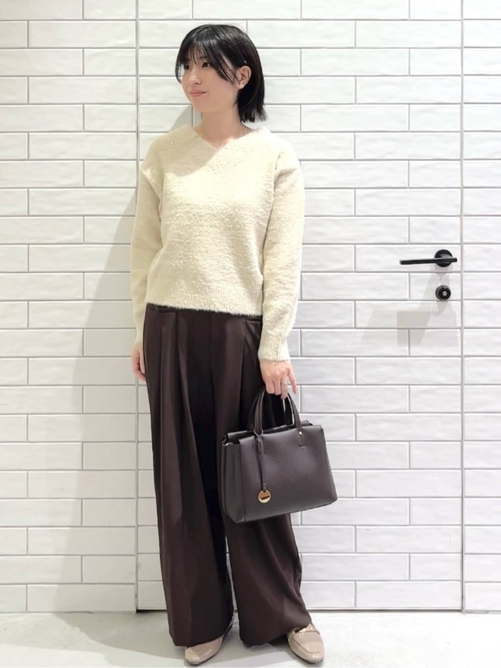 しおりさんの「OPAQUE.CLIP｜スパンコールフェザーVネックニット【洗濯機OK】」を使ったコーディネート