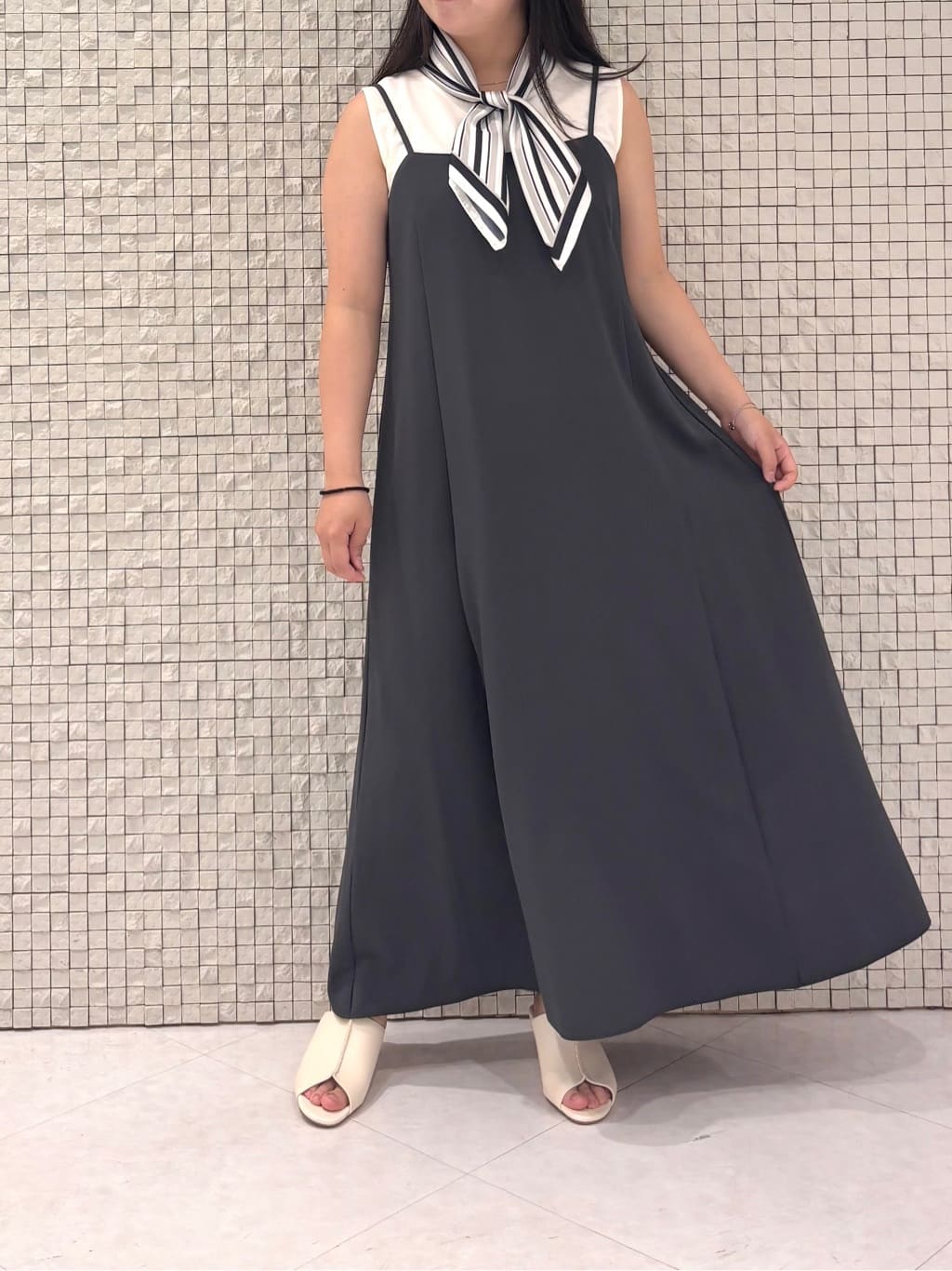 MEGUMIさんの「INDIVI｜【UVケア】エアリージョーゼット キャミワンピース」を使ったコーディネート