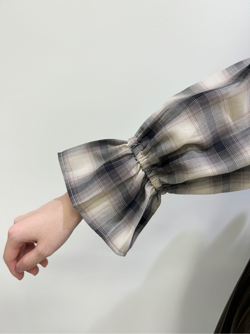 shionさんの「SHOO･LA･RUE｜【S-LL】1枚で華やか チェック柄フリルブラウス」を使ったコーディネート