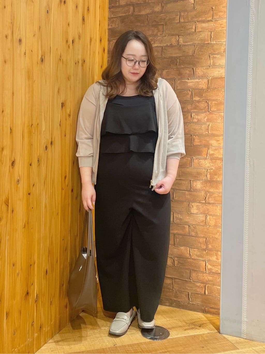 Risaさんの「SHOO･LA･RUE｜冷房対策にも 上品なシアー感のニットパーカ」を使ったコーディネート