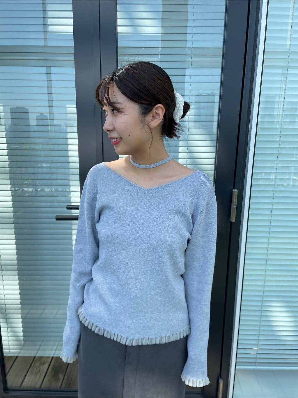 abeさんの「Couture brooch｜【洗える・ストレッチ・通勤】スエード調ダンボールIラインスカート」を使ったコーディネート