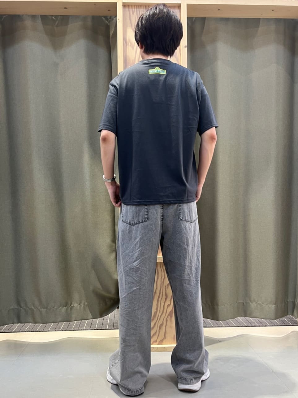 yoshiさんの「THE SHOP TK｜ツータックワイドデニムパンツ」を使ったコーディネート