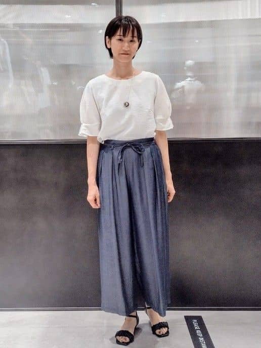 miuraさんの「index｜《8色展開／XS-LLサイズ》タックパフスリーブブラウス【洗濯機洗い可／吸水速乾／防シワ／抗ピル】」を使ったコーディネート
