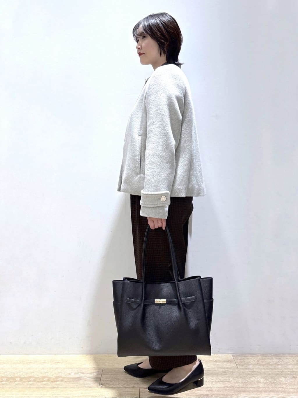 mizukiさんの「index｜ゴールドパーツ付きボウタイニット【洗濯機OK】《10col／XS～LL》」を使ったコーディネート