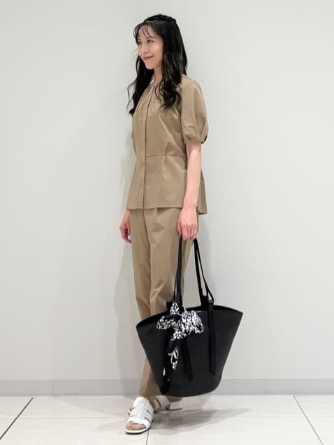 kayoさんの「INDIVI｜【90cm四方】ボタニカル柄大判スカーフ」を使ったコーディネート