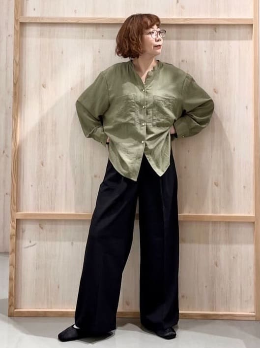 nakoさんの「THE SHOP TK｜【通勤にもデイリーにも】ダブルポケットスキッパーシャツ/洗濯機OK」を使ったコーディネート