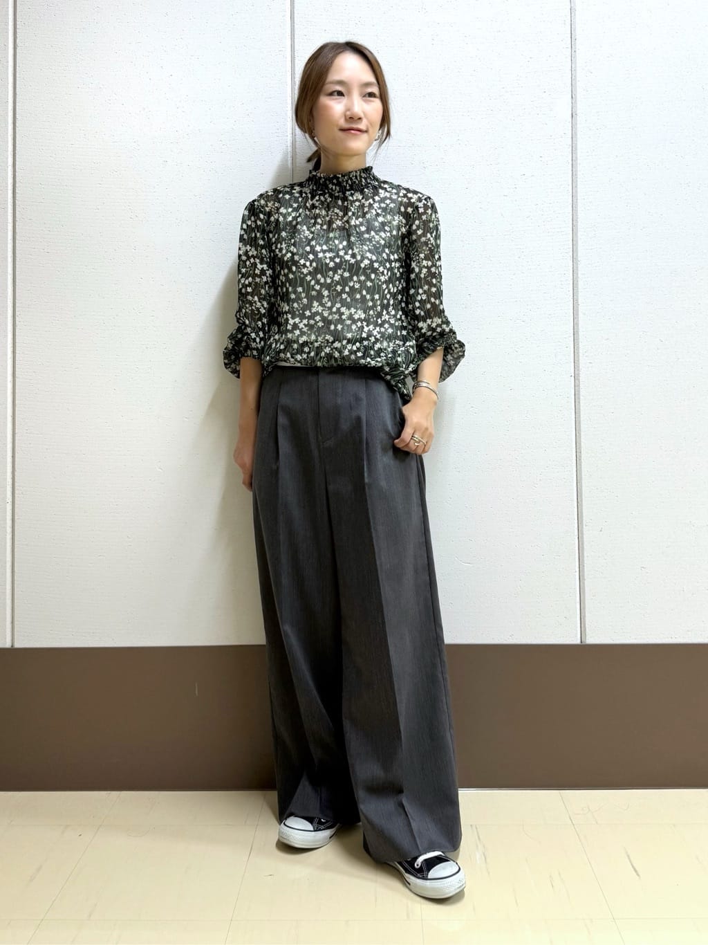 mamiさんの「INDIVI｜【秋映え柄/セットアップ可能】フラワーシフォンブラウス」を使ったコーディネート