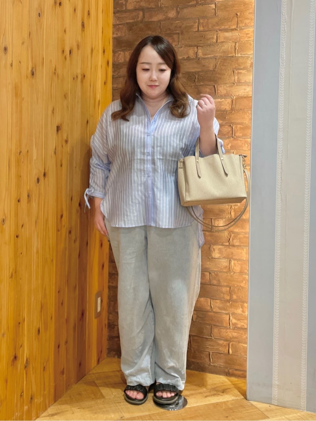 Risaさんの「SHOO･LA･RUE｜【S-LL】程よい透け感 ストライプ柄 お袖ギャザーデザインシャツ」を使ったコーディネート