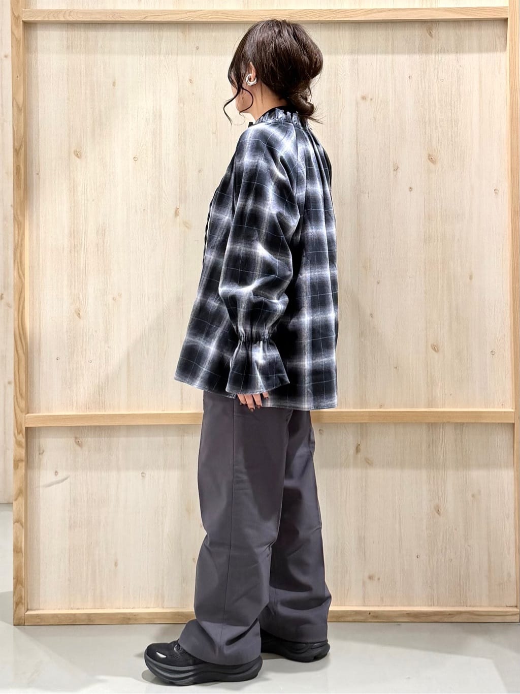 nanaさんの「THE SHOP TK｜起毛オンブレフリルブラウス」を使ったコーディネート