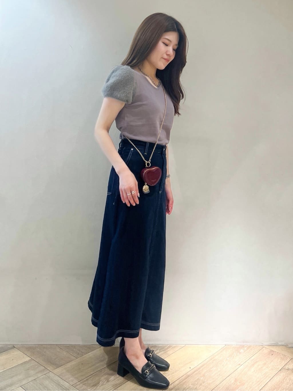 nanaさんの「index｜《6色展開》フェザーパフスリーブVネックニット【洗濯機洗い可】」を使ったコーディネート