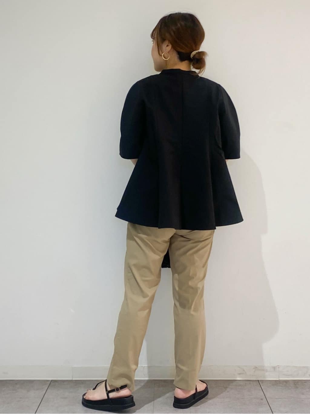 すずママさんの「OPAQUE.CLIP｜麻混ハイストレッチイージースティックパンツ【洗濯機洗い可】」を使ったコーディネート