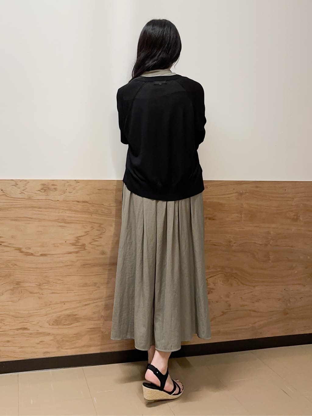 すーさんの「grove｜さっと二の腕カバー　大人な抜け感シアーラグランVネックカーデ」を使ったコーディネート