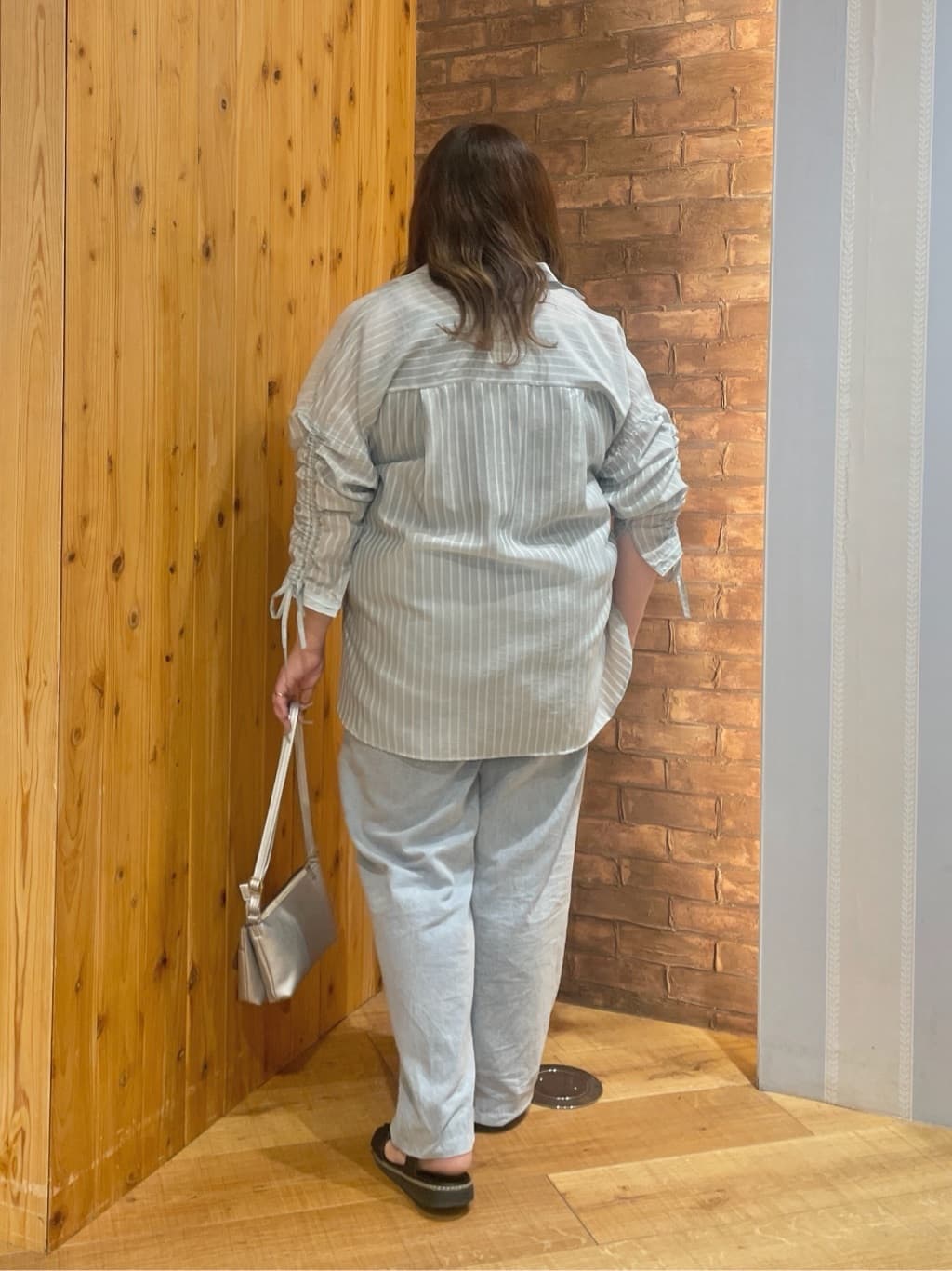Risaさんの「SHOO･LA･RUE｜【S-LL】程よい透け感 ストライプ柄 お袖ギャザーデザインシャツ」を使ったコーディネート