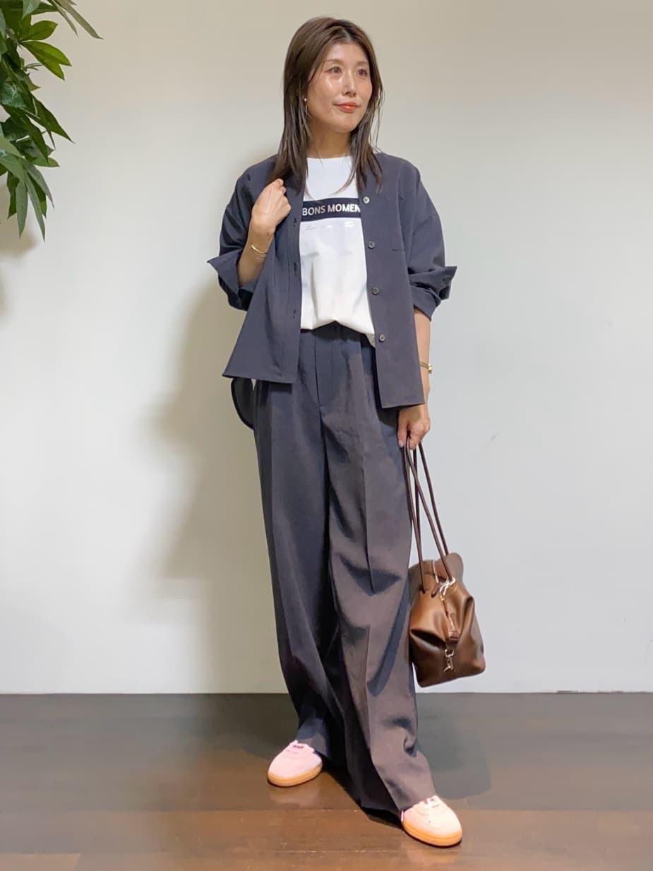 tomoさんの「UNTITLED｜【コットン100/ゆったり/ショート丈/洗える】ベロアロゴTシャツ」を使ったコーディネート