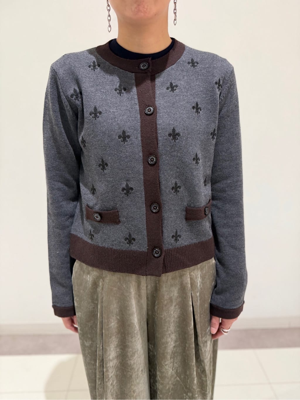 MIYAKAWAさんの「DRESSTERIOR｜◆リリィクレストカーディガン」を使ったコーディネート