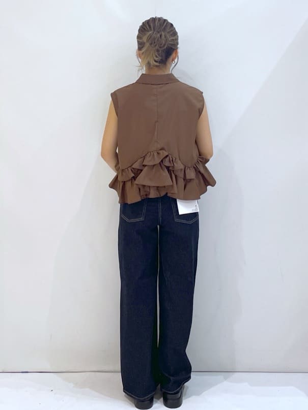 manaさんの「OPAQUE.CLIP｜《Can Cam掲載》裾ラッフルフリルシャツ【洗濯機洗い可】」を使ったコーディネート