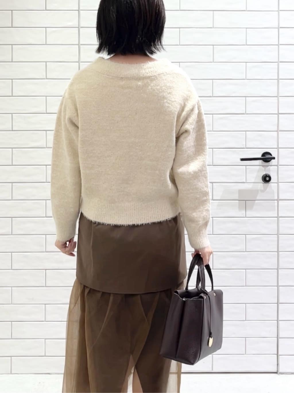 しおりさんの「OPAQUE.CLIP｜スパンコールフェザーVネックニット【洗濯機OK】」を使ったコーディネート