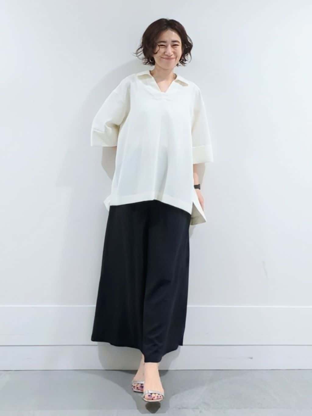 ミズタさんの「UNTITLED｜【UVカット/接触冷感/吸水速乾/ゆったり】V開きネックシャツ」を使ったコーディネート