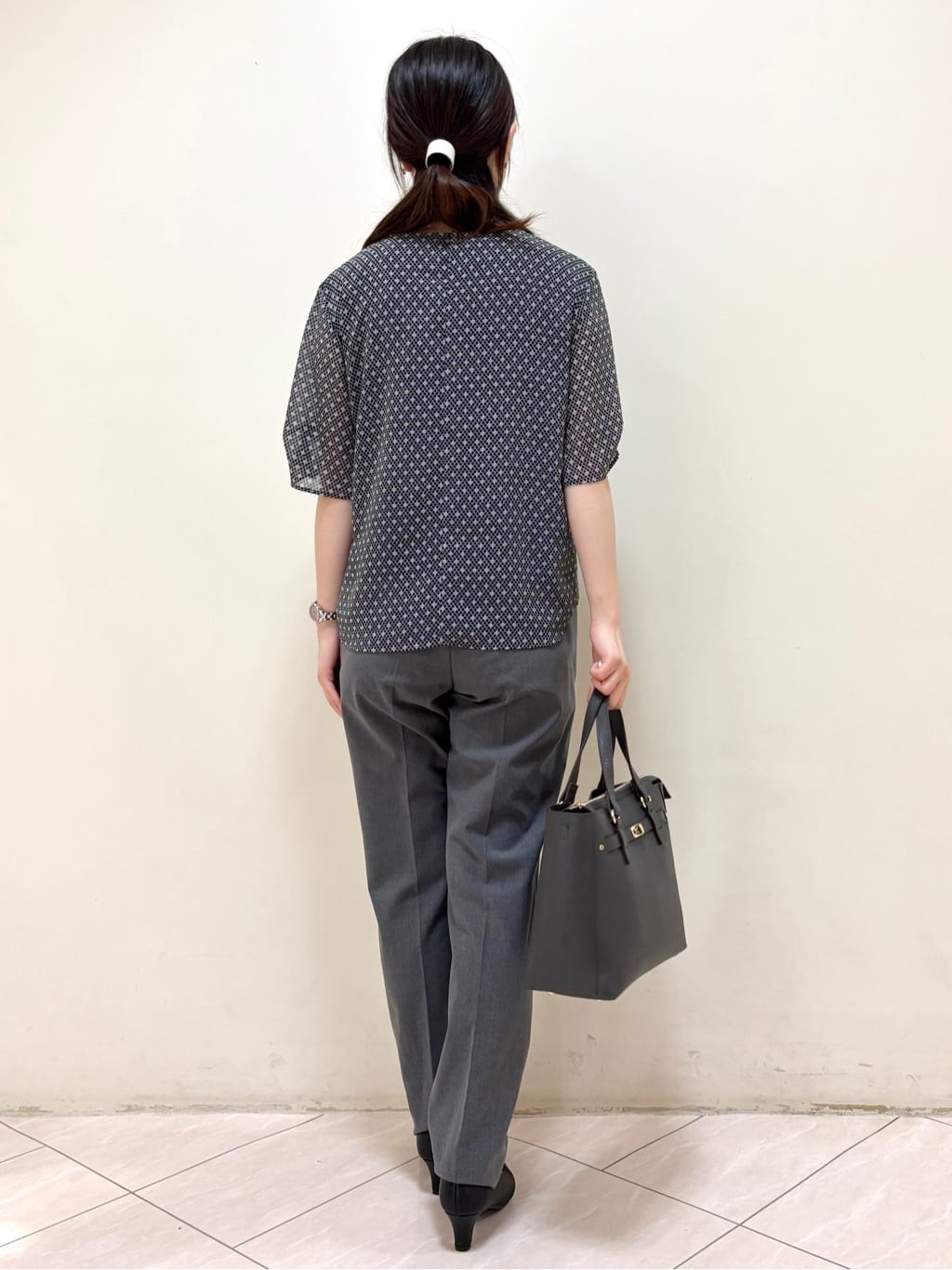mikiさんの「Reflect｜【マシンウォッシュ可／セットアップ可】コツキ柄プリントブラウス」を使ったコーディネート
